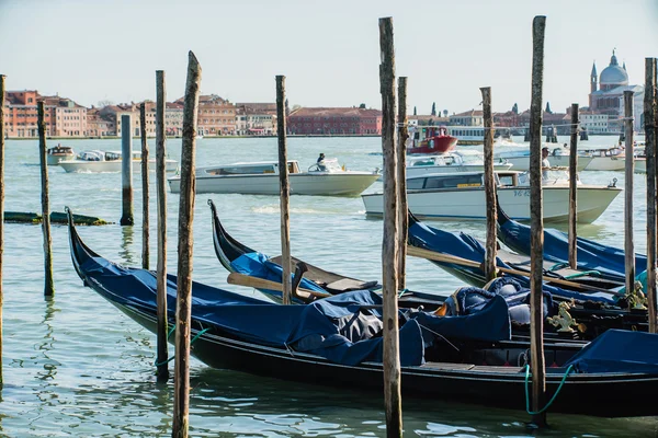 Gôndolas flutuantes em Veneza — Fotografia de Stock