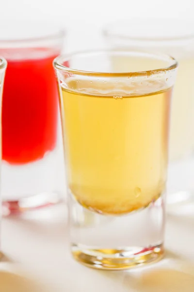 Gläser mit alkoholischen Getränken — Stockfoto