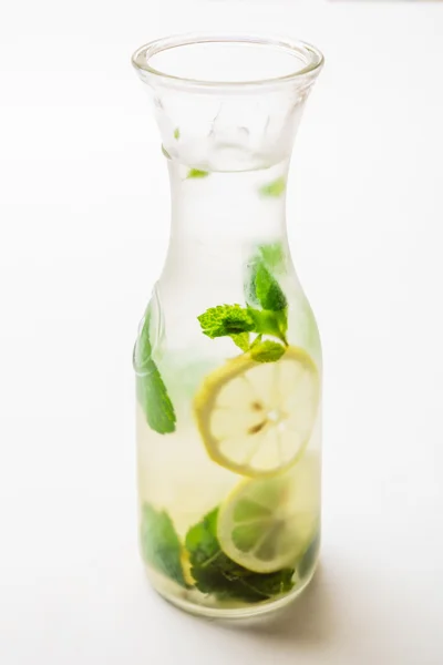 Sommer-Limonade im Glaskrug — Stockfoto