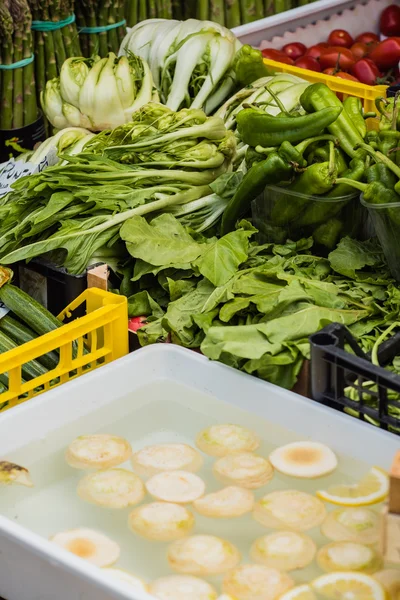 Obst und Gemüse zum Verkauf — Stockfoto