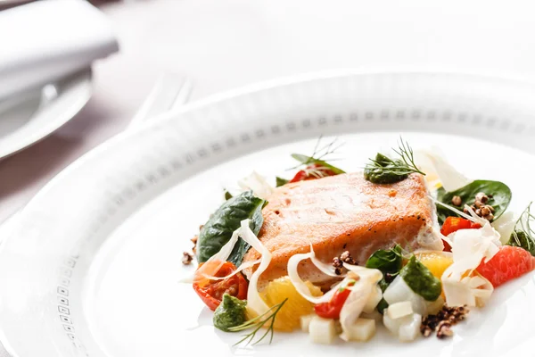 Salmão grelhado com legumes — Fotografia de Stock