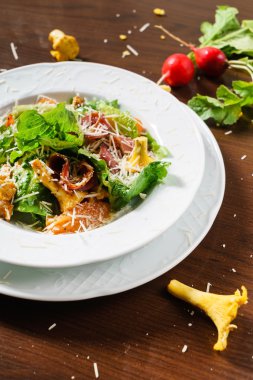 Cantharellus cibarius plaka üzerinde salatası