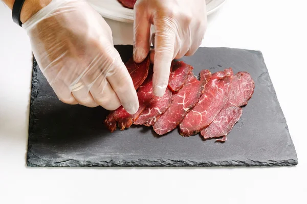 Chef fazendo carpaccio carne — Fotografia de Stock