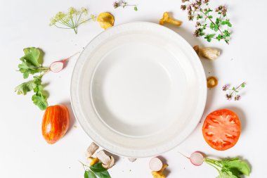 malzemeler çevresinde beyaz tabak yemek