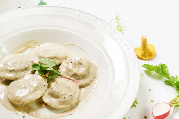 Heerlijke ravioli met champignons — Stockfoto