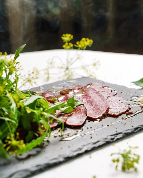 Carpaccio di manzo alle erbe — Foto Stock