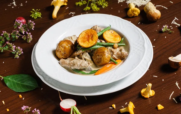М'ясо з грибами на тарілці — стокове фото