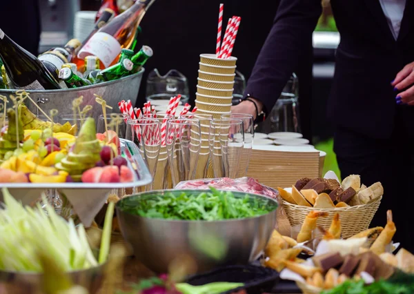 Вкусные закуски шведский стол — стоковое фото