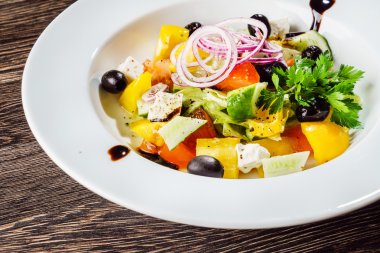 Taze sebze salatası.