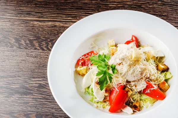 Salada Caesar em prato — Fotografia de Stock