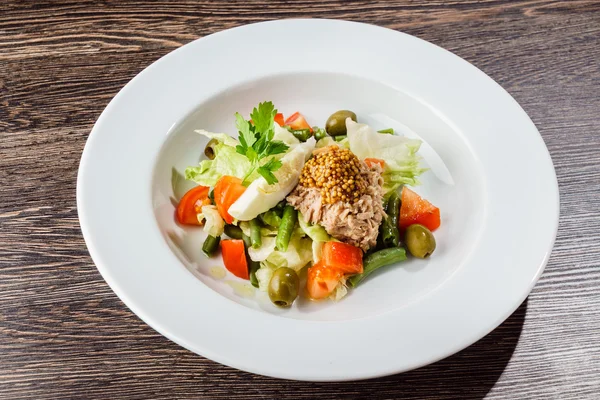 Insalata con tonno sul piatto — Foto Stock