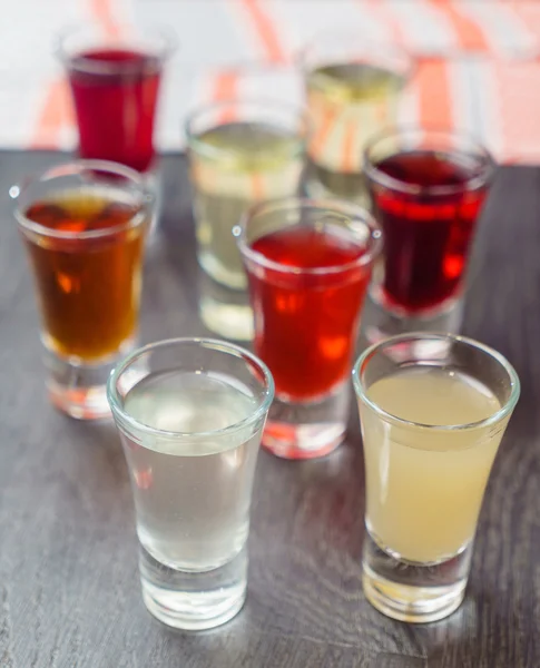 Bebidas alcoólicas em copos — Fotografia de Stock