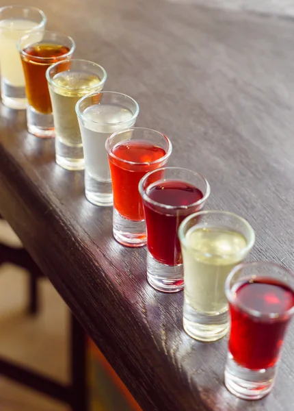 Bebidas alcoólicas em copos — Fotografia de Stock