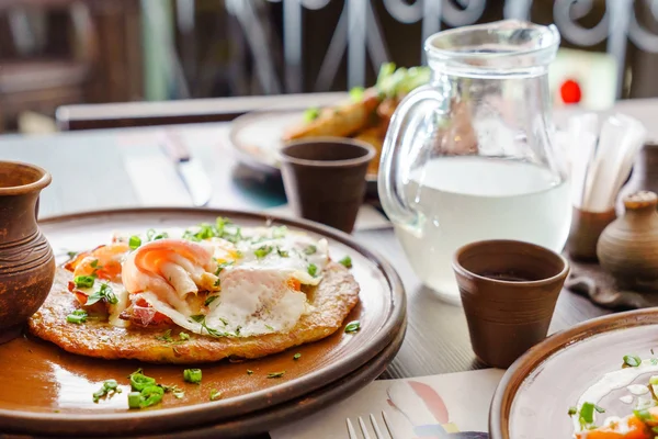 อาหารเช้าแบบดั้งเดิมแสนอร่อย — ภาพถ่ายสต็อก
