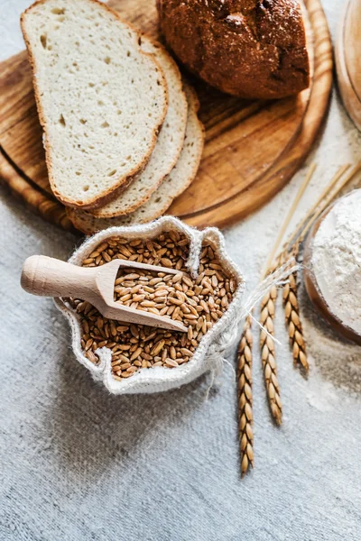 Пшеница и мука на столе — стоковое фото