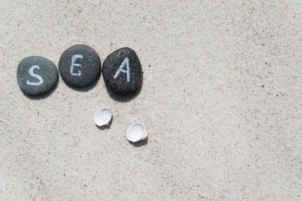 砂の背景に石 — ストック写真