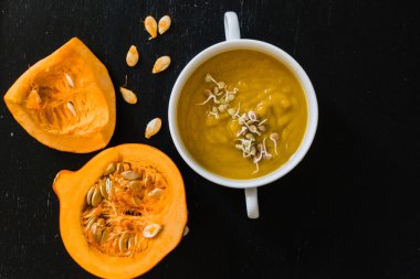 Kremalı sebze çorbası kase