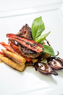 plaka üzerinde sebzeli biftek