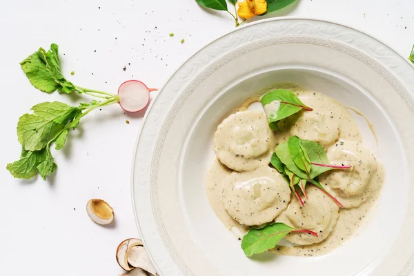 Deliziosi ravioli con funghi — Foto Stock