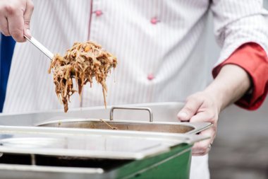 Catering çalışan garson