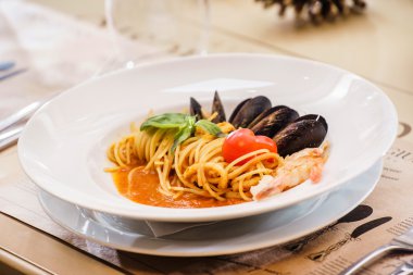 Deniz ürünleri makarna plaka üzerinde