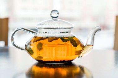 Çayla birlikte cam çaydanlık