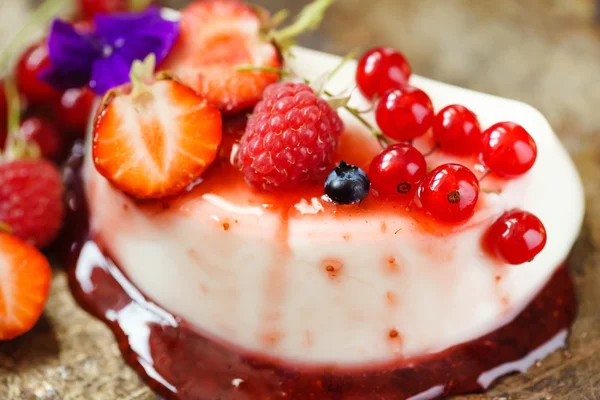 Panna cotta çilek ile — Stok fotoğraf