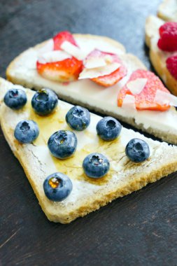 Kahvaltı tost çilek ile