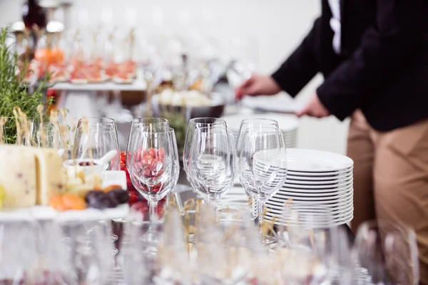 Garçom por mesa de catering — Fotografia de Stock