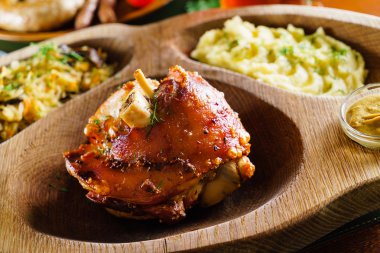 Kızarmış lahana ile eisbein