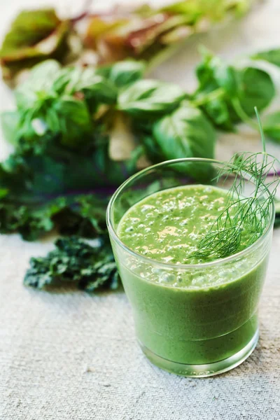 Groene smoothie in glas — Stockfoto