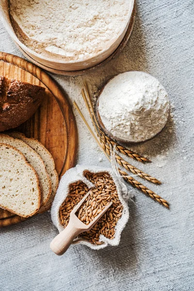 Farina e frumento in tavola — Foto Stock