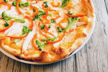 Plaka üzerinde pişmiş lezzetli pizza