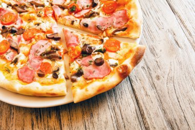 Plaka üzerinde pişmiş lezzetli pizza