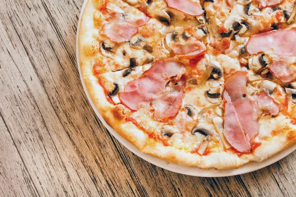 Gebakken lekkere pizza op plaat — Stockfoto