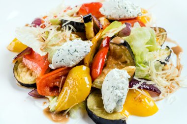 Kavrulmuş sebze salatası