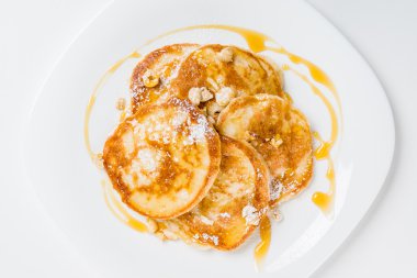 Tabağında bal olan krepler.