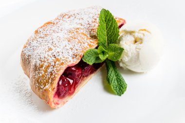 Plaka üzerinde vişne strudel