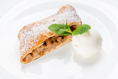 Apple strudel plaka üzerinde