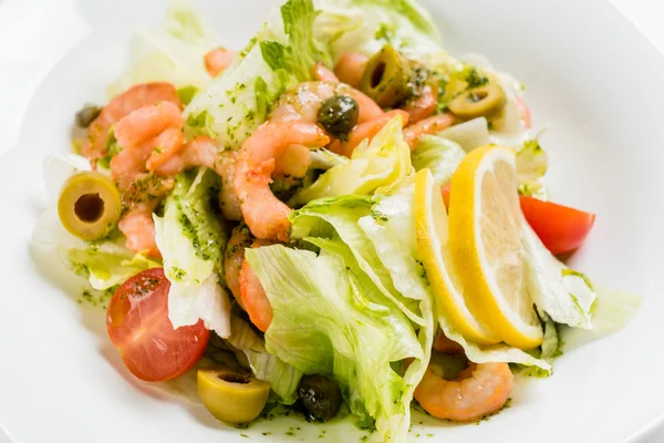 Insalata con gamberetti su piatto — Foto Stock