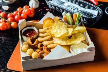 Çeşitli lezzetli mezeler