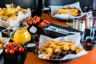 Çeşitli lezzetli mezeler