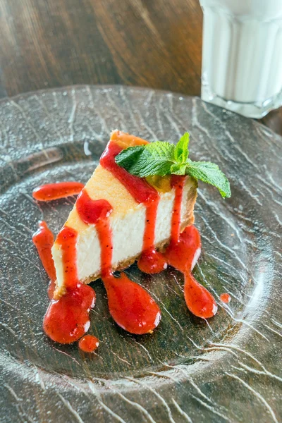 Cheesecake med bær sauce - Stock-foto