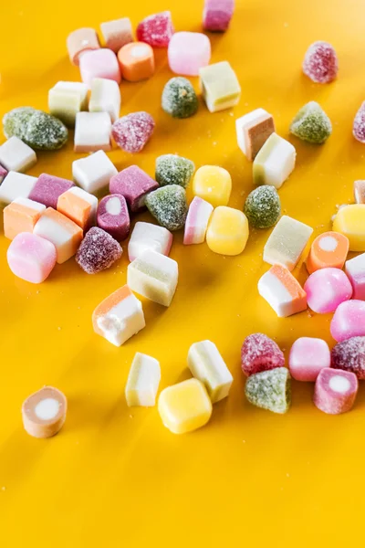 Caramelos de colores en amarillo — Foto de Stock