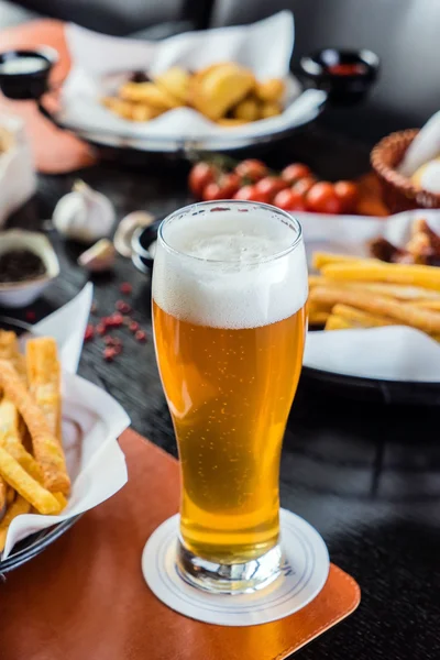 Aperitivo saboroso e cerveja — Fotografia de Stock