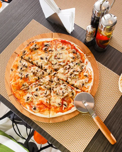 Leckere gebackene Pizza — Stockfoto