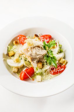 Sezar salatası plaka üzerinde