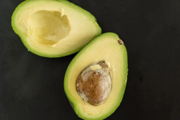 Verse gehalveerde avocado — Stockfoto