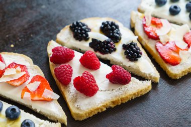 Kahvaltı tost çilek ile