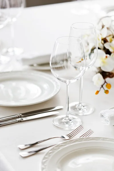 Sirvió la mesa en el restaurante — Stockfoto